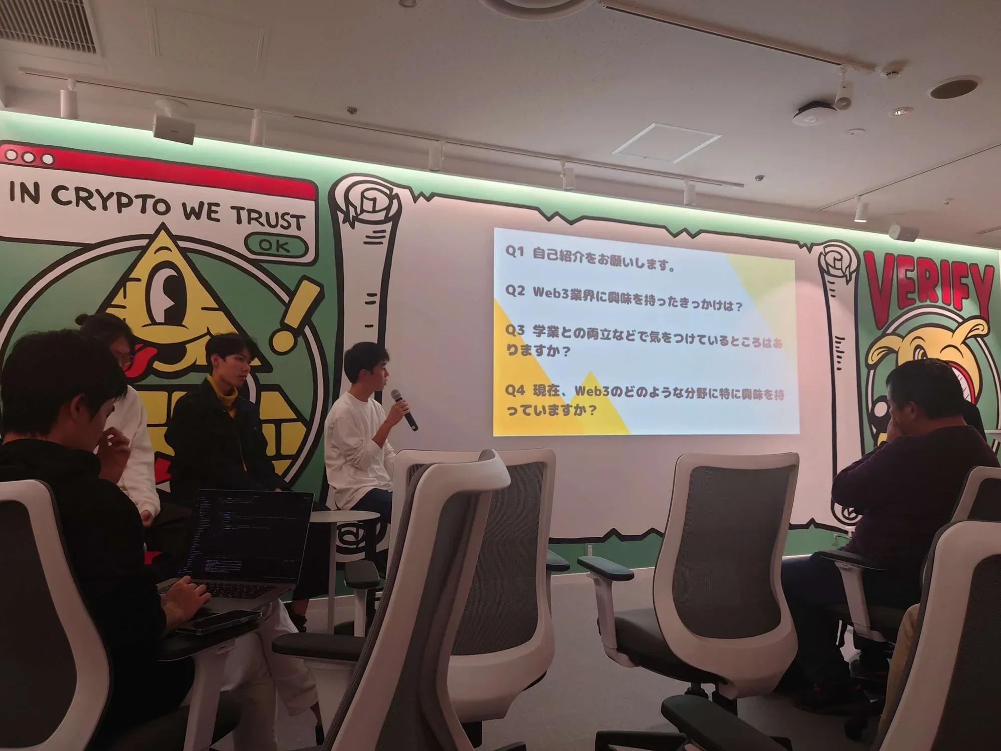 Web3への関わり方をテーマに、会場のスクリーンを前にトークを行う登壇者たち